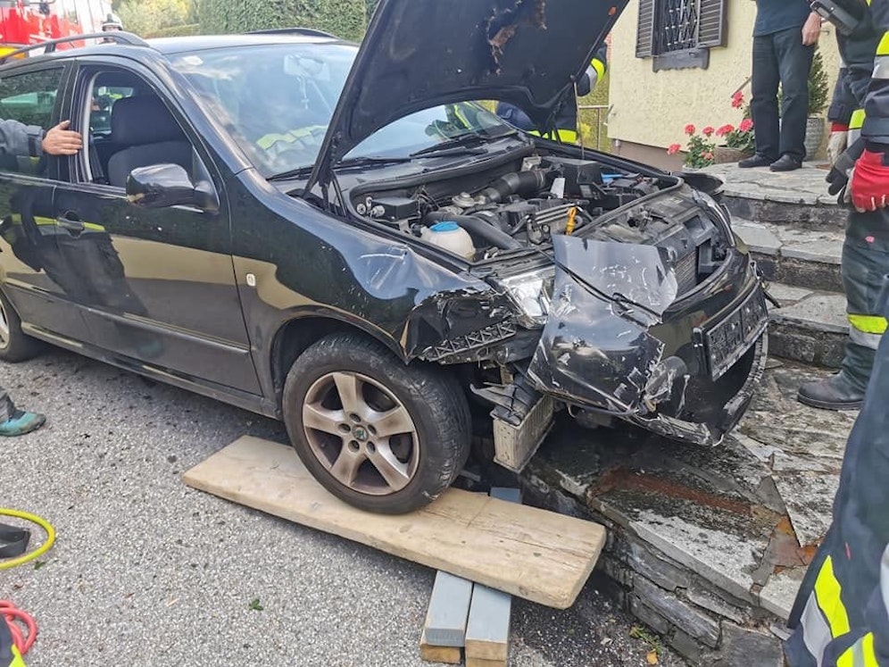 Der Pkw-Lenker erlitt leichte Verletzungen, sonst blieben alle unverletzt