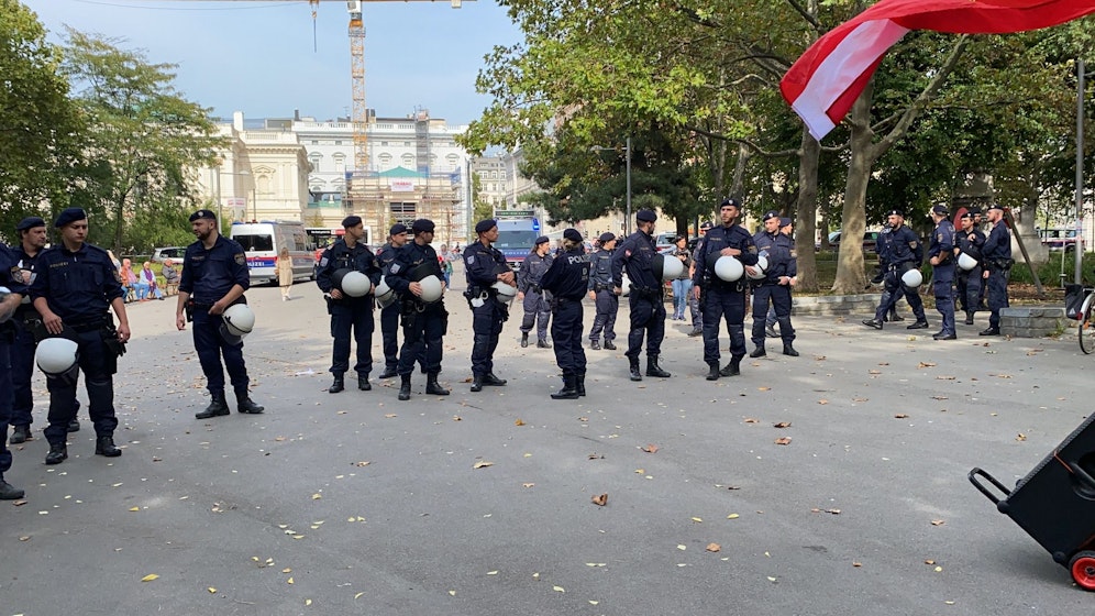 Am Samstag gingen Hunderte Menschen in Wien gegen die Corona-Maßnahmen auf die Straße.