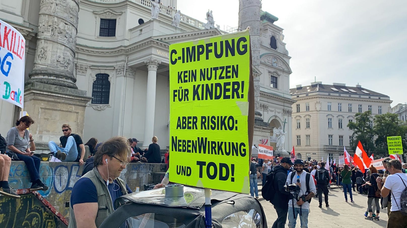 Am Samstag gingen Hunderte Menschen in Wien gegen die Corona-Maßnahmen auf die Straße.