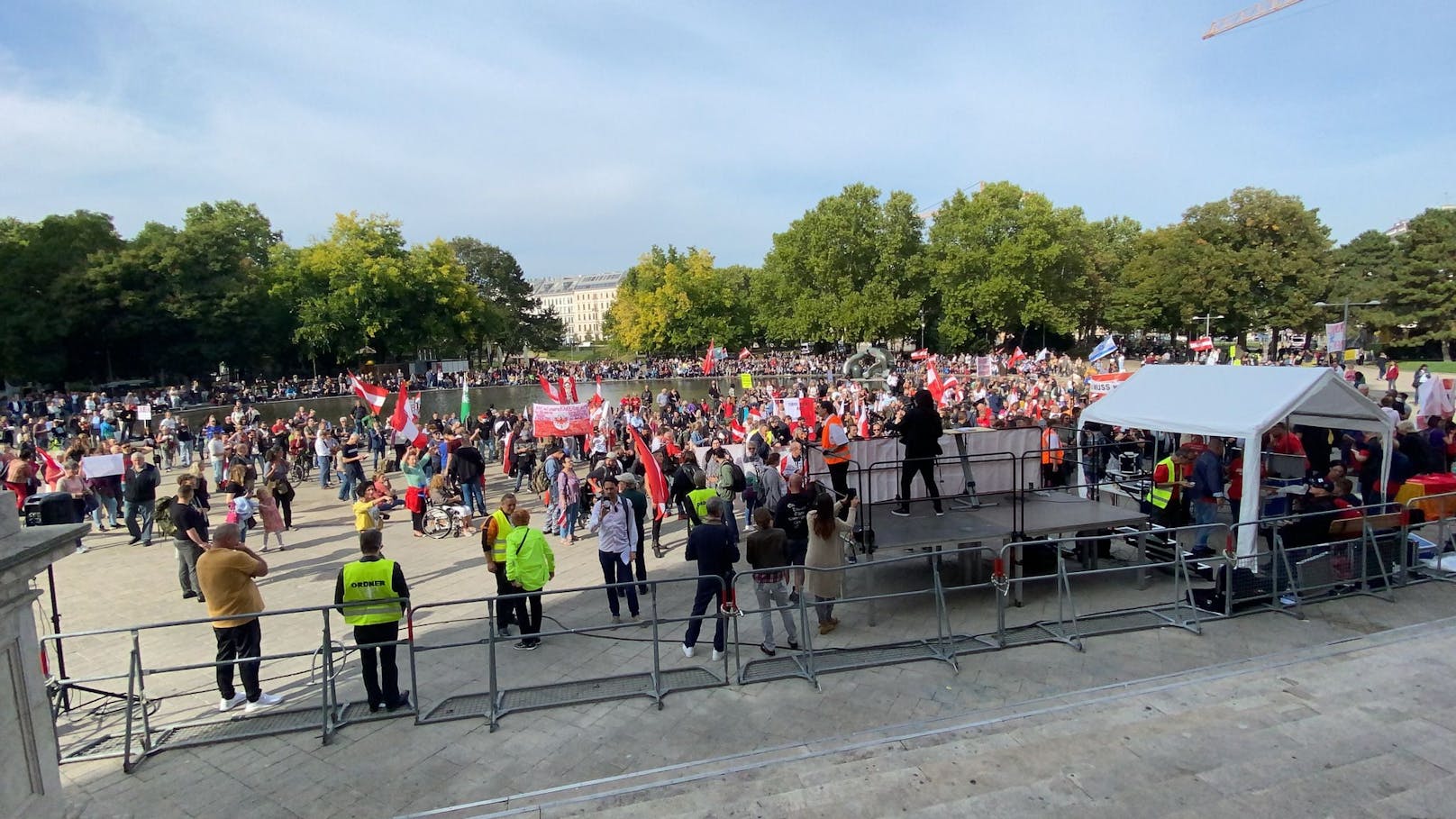 Am Samstag gingen Hunderte Menschen in Wien gegen die Corona-Maßnahmen auf die Straße.