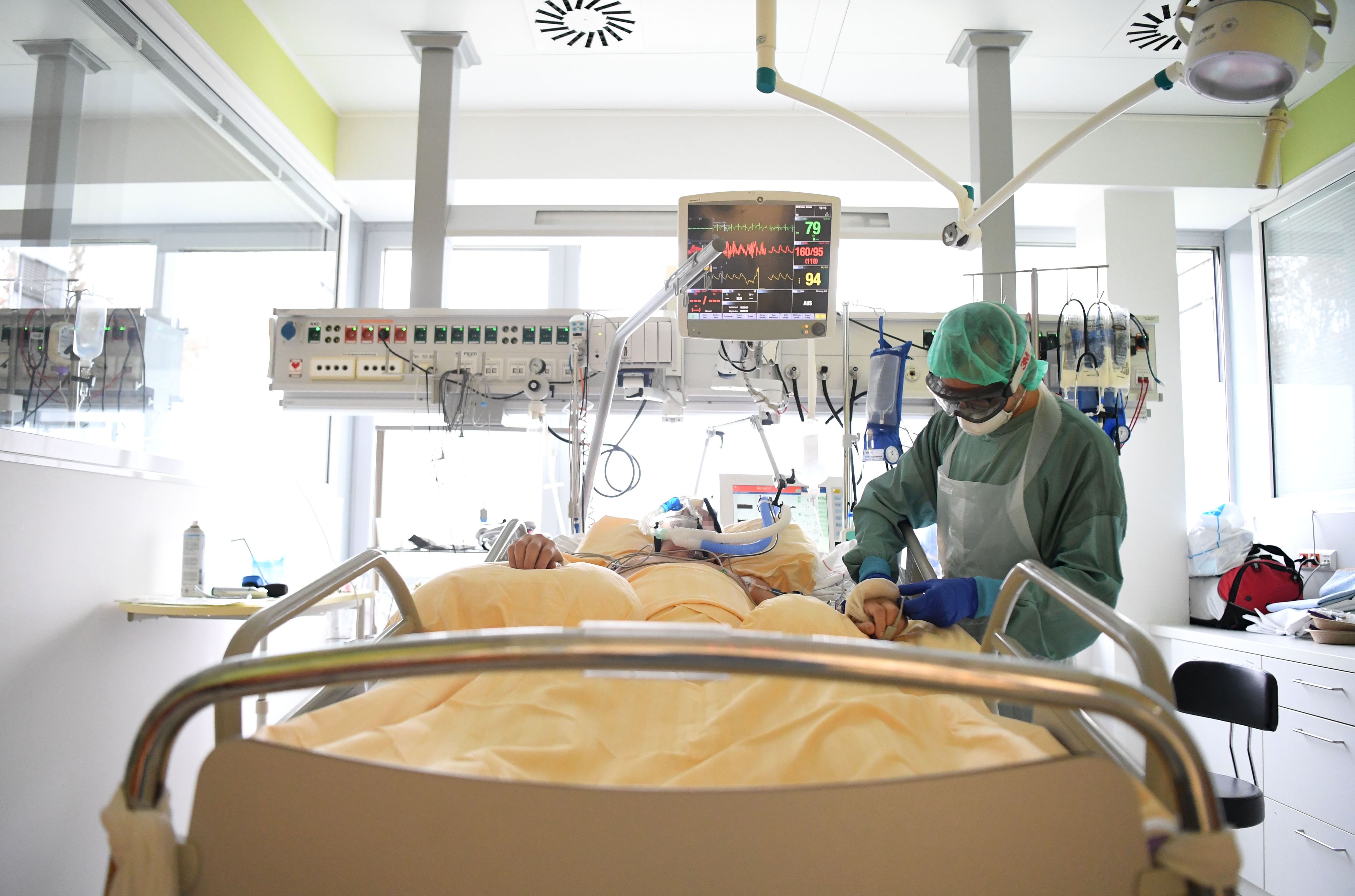 Ein Patient wird auf einer Intensivstation medizinisch betreut.