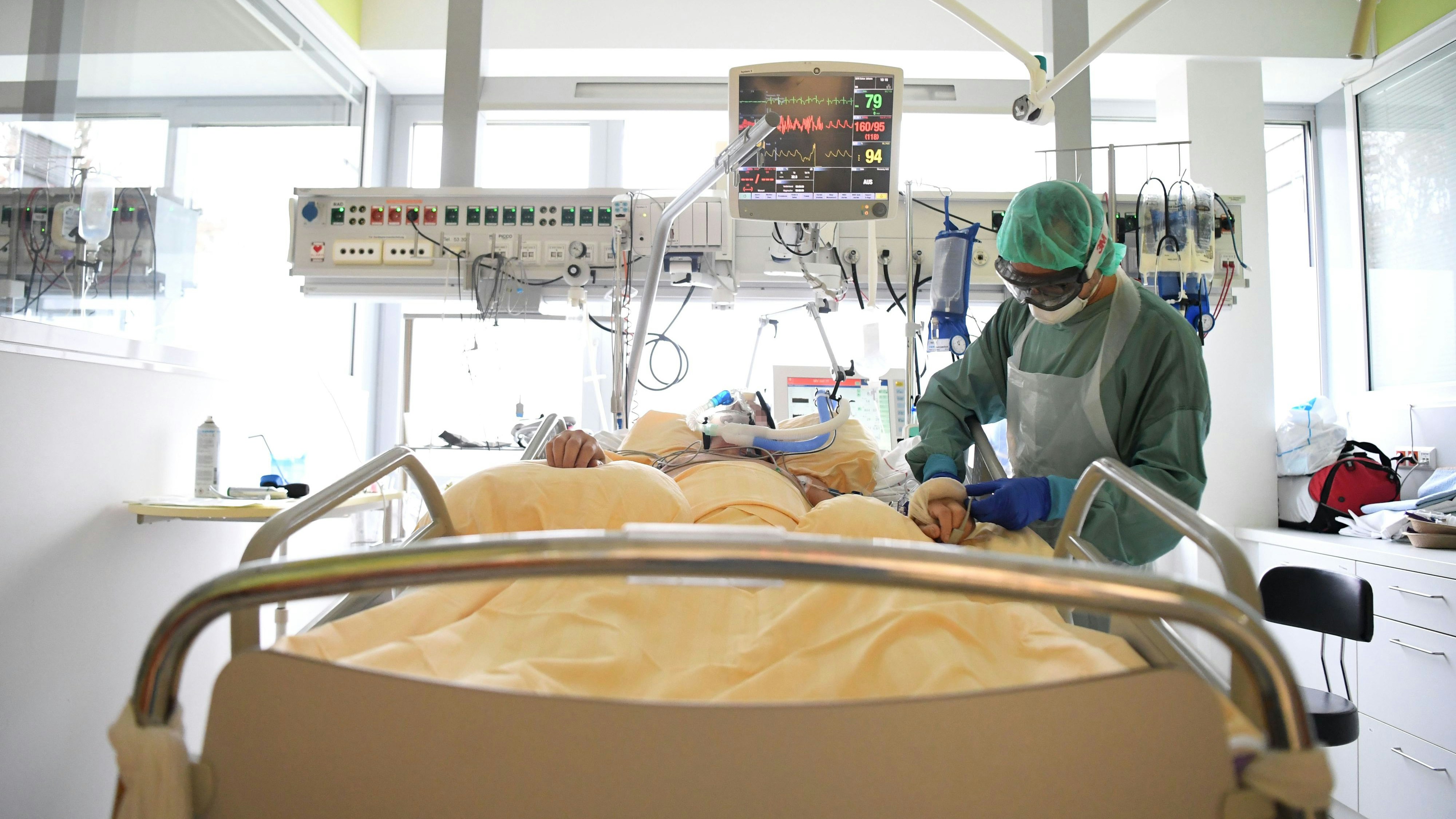 Ein Patient wird auf einer Intensivstation medizinisch betreut.