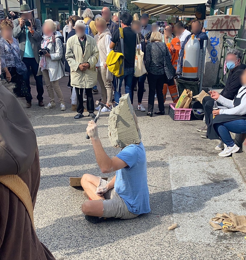 Unglaublich aber wahr: Der Mann schlug mit einem Hammer auf den Beton ein, um sich zu befreien.