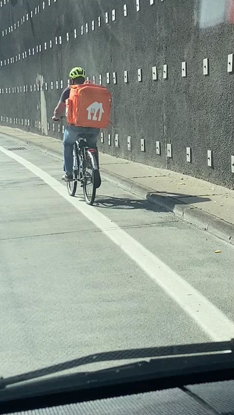 Wenn es schnell mal gehen muss: Ein Essenslieferant auf der Wiener Tangente.