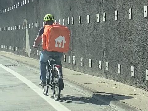 Wenn es schnell gehen muss: Ein Essenslieferant auf der Wiener Tangente