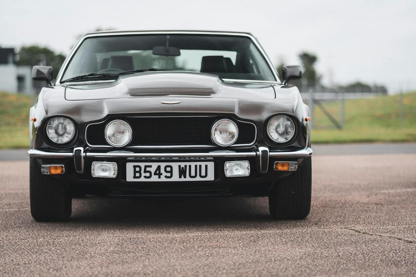 Der Aston Martin V8 Saloon war das erste viersitzige britische Supercar.