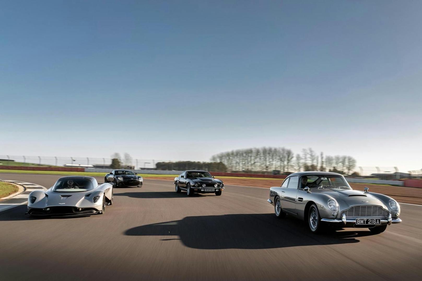Gleich vier Aston Martins kommen im neuen James Bond Film vor: Der Valhalla, DBS, V8 Saloon und DB5 (v.l.).