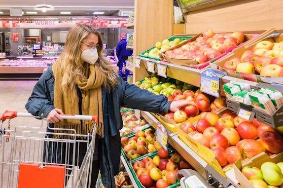 Die Supermärkte wappnen sich gegen eine heftige Omikron-Welle, wollen weiter offenhalten.