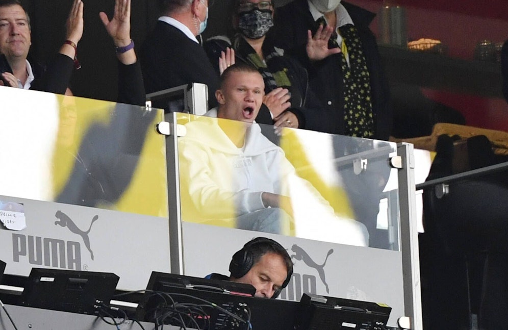 Erling Haaland sitzt auf der Bank. 