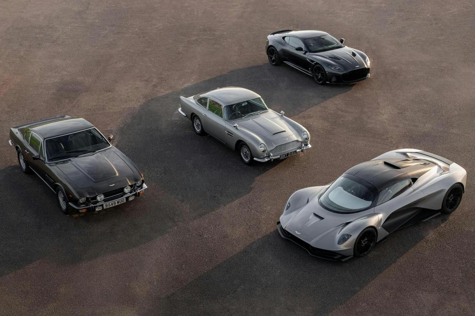 Treffen der Generationen: Zwischen den vier Aston-Martin-Autos liegen fast 60 Jahre.