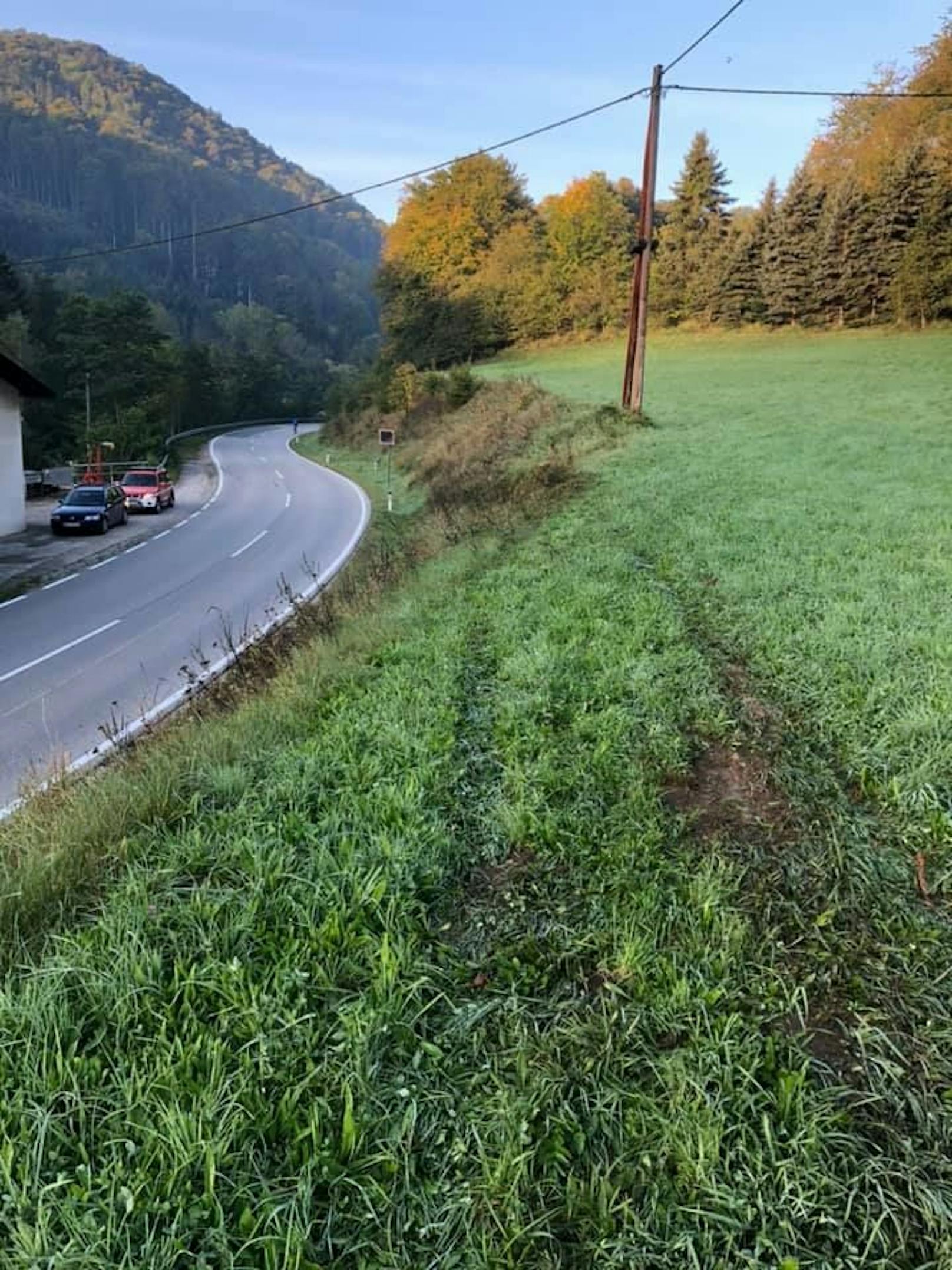 Der Lenker krachte bergauf in das Haus in Weiten.