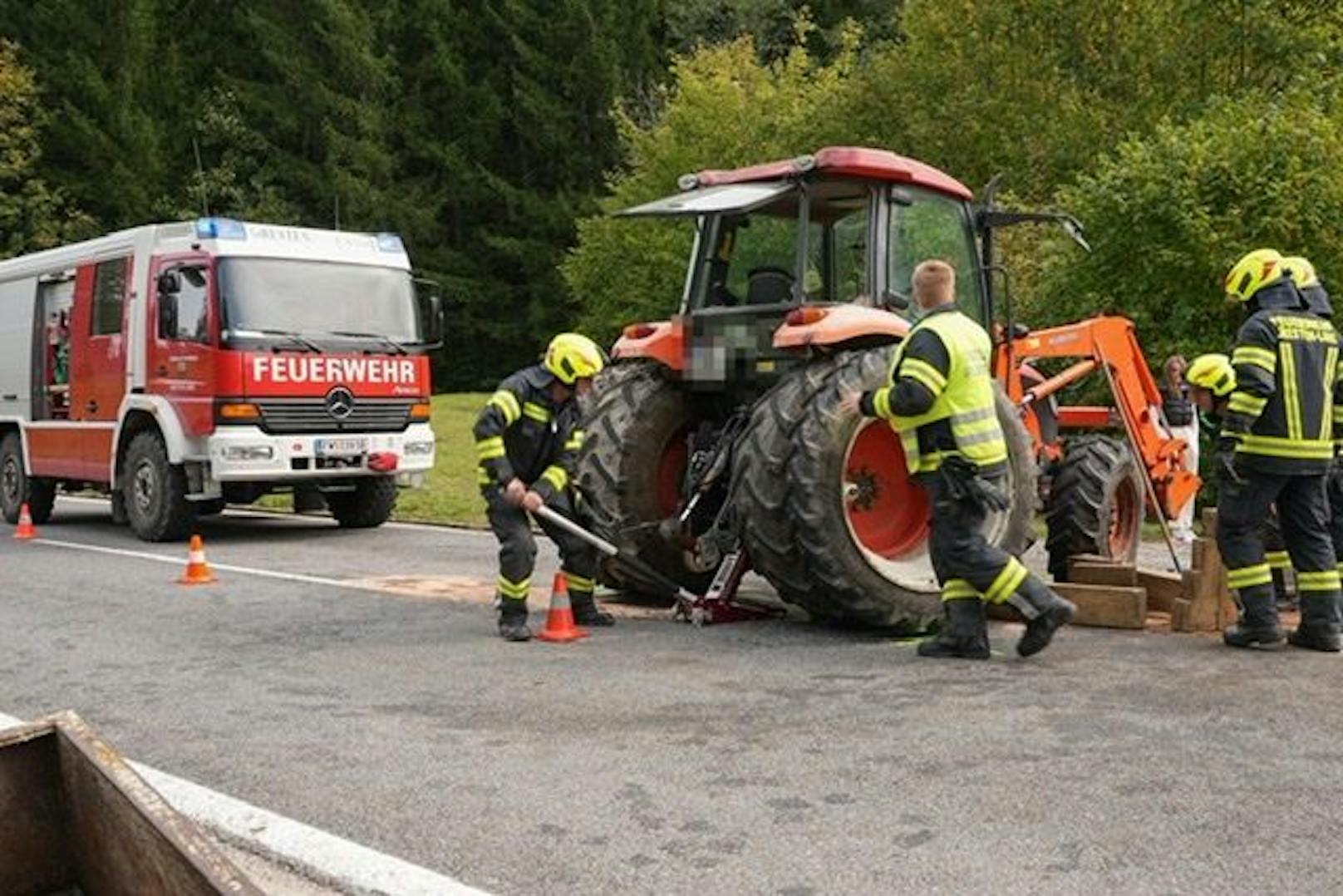 Pkw-Lenker krachte in einen Traktor.