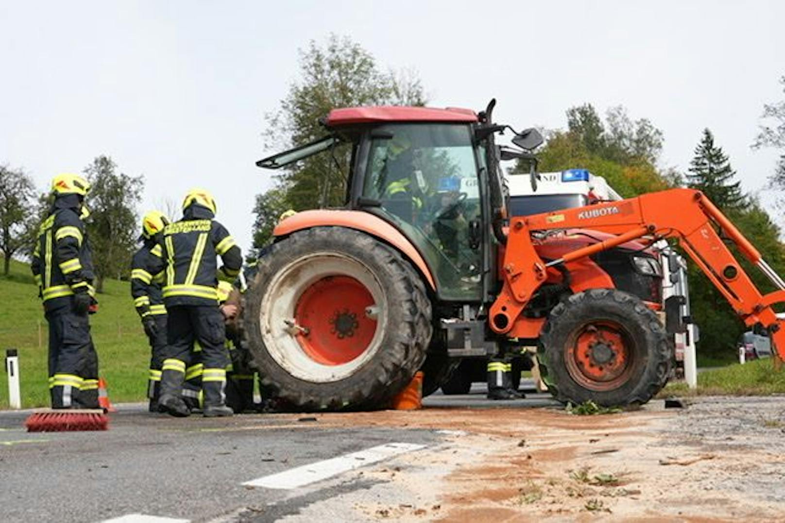 Pkw-Lenker krachte in einen Traktor.