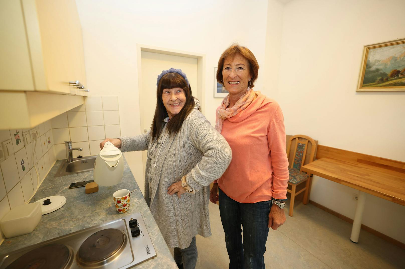 Veronika Kerres (rechts) hilft im "CortiHaus" der VinziRast, wo obdachlose Menschen mehr als nur ein Dach über dem Kopf bekommen. Mit Bewohnerin Wilma (links) tratscht sie oft bei einem Kaffee.