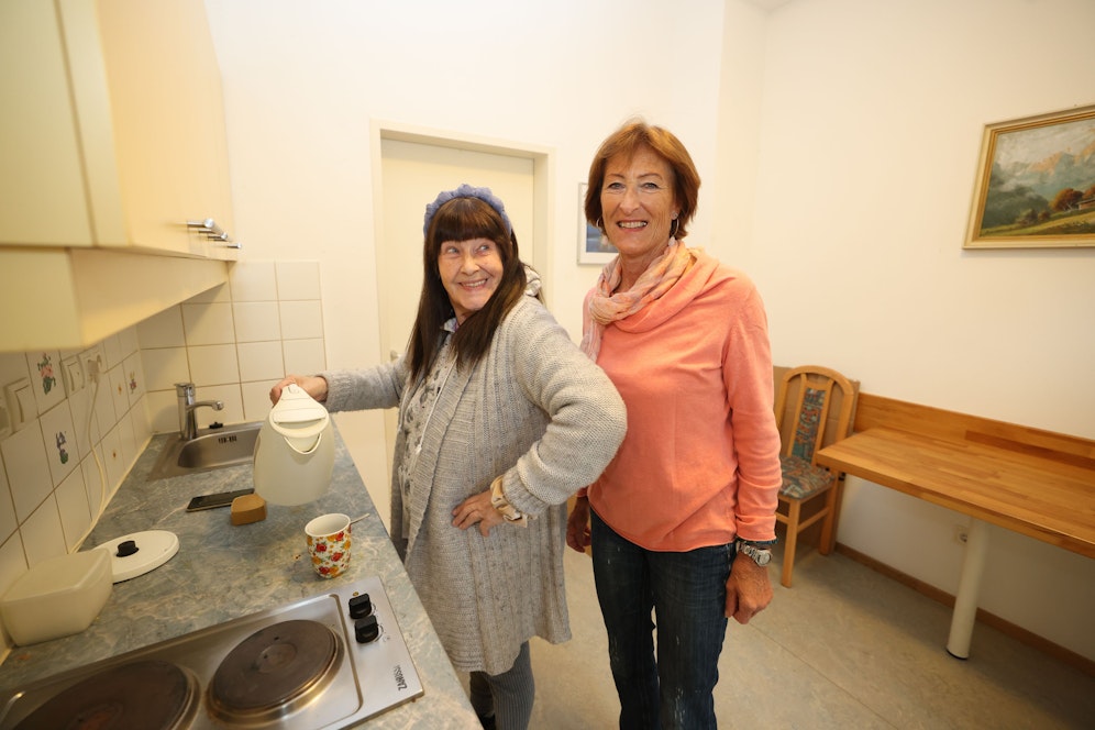 Veronika Kerres (rechts) hilft im 
