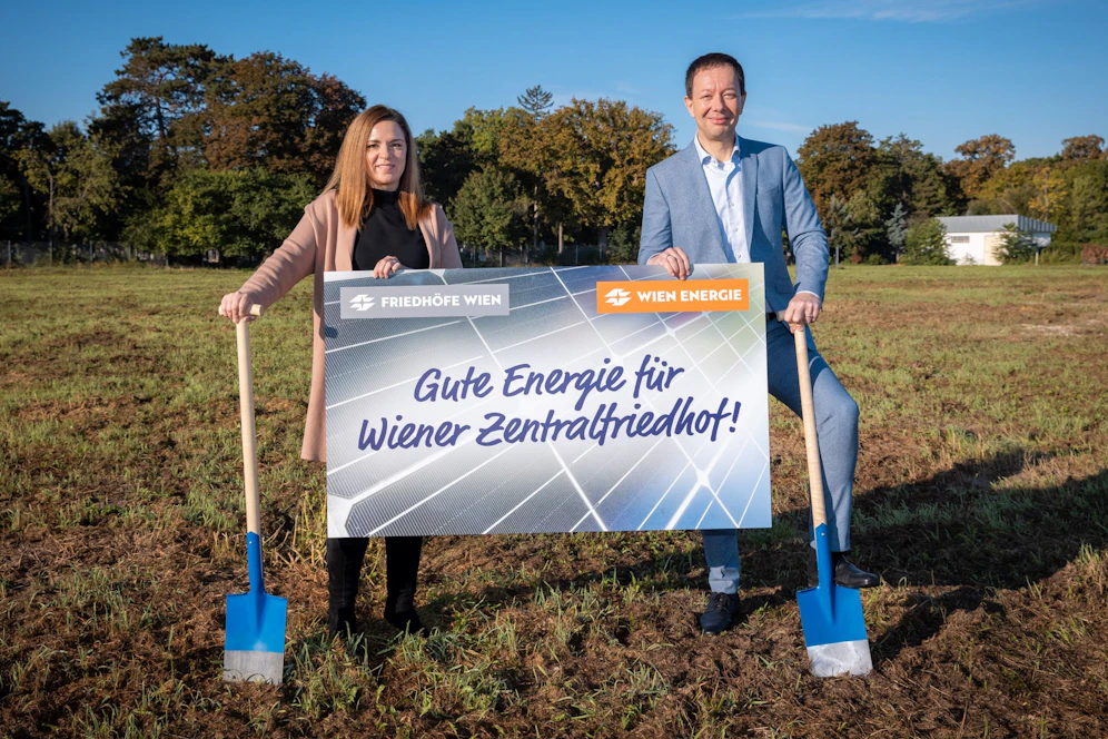 Am Betriebsgelände der Friedhöfe Wien beim Wiener Zentralfriedhof entsteht Wiens 29. BürgerInnen-Solarkraftwerk. Die Inbetriebnahme soll im Frühjahr 2022 erfolgen, ab dann werden über 500 Haushalte mit umweltfreundlicher Energie versorgt, freuen sich&nbsp;Renate Niklas, Geschäftsführerin Friedhöfe Wien (l.) und Wien Energie-Geschäftsführer Karl Gruber.