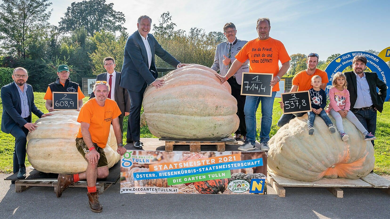 Bei der Prämierung in Tulln: Dario Hajdarevic, Lukas Kurzreiter (Vize-Staatsmeister), Organisator Mario Jaglarz, Bürgermeister Peter Eisenschenk, Landesrat Martin Eichtinger, Andreas Freistetter (Präsident NÖ-Landarbeiterkammer), Staatsmeister Friedrich Melka, Hubert Klein (3. Platz) mit Kindern und Franz Gruber.
