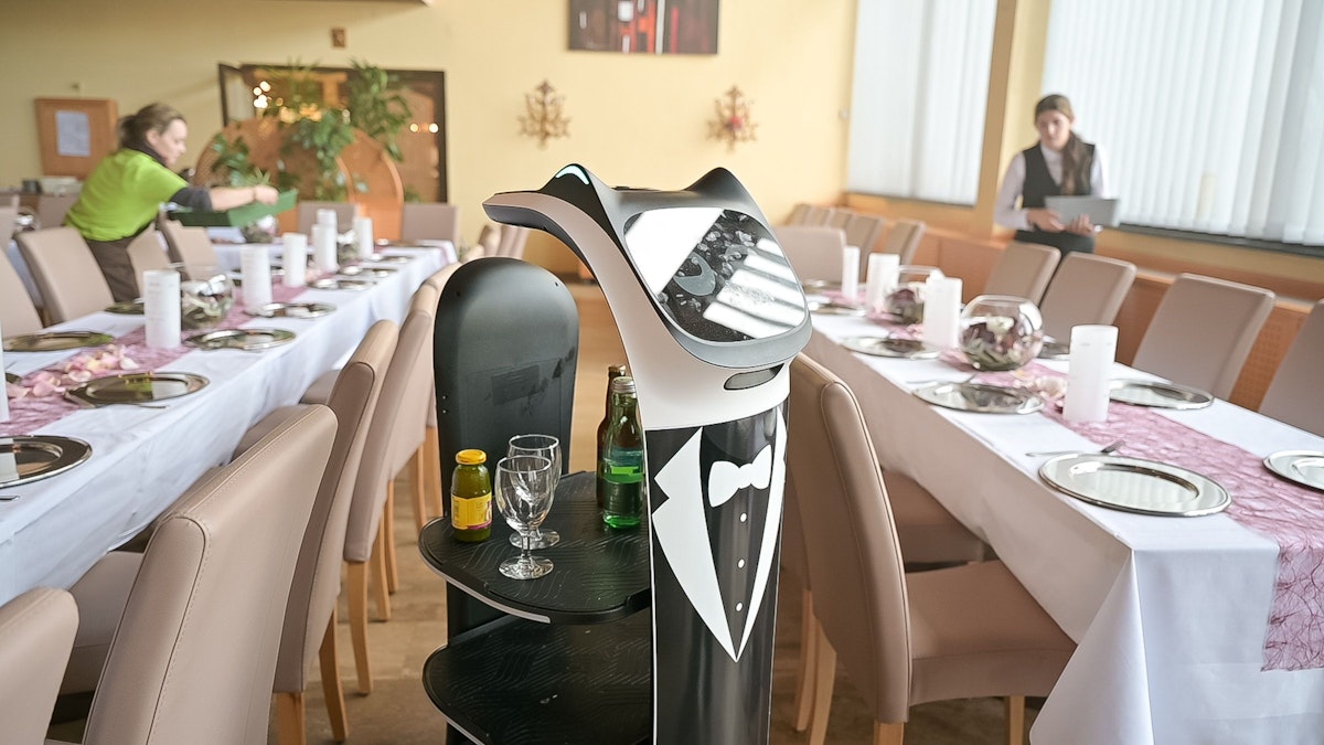 Roboter "Junior" arbeitet im Gasthof Stockinger in Ansfelden.