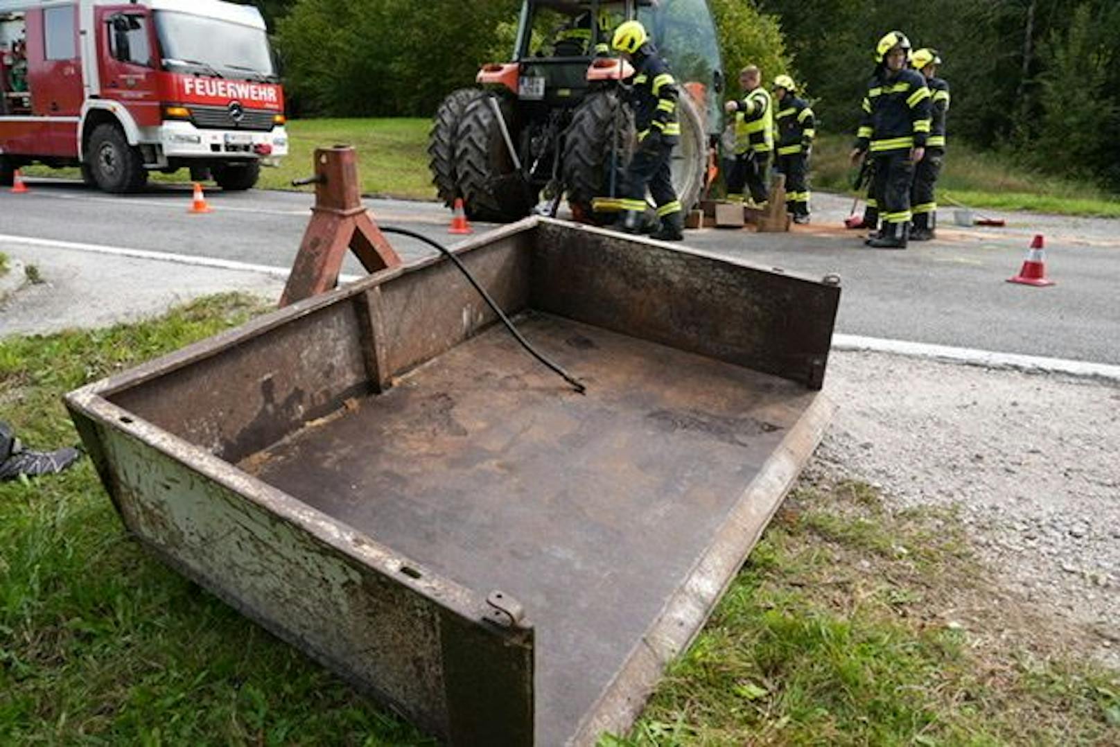 Pkw-Lenker krachte in einen Traktor.