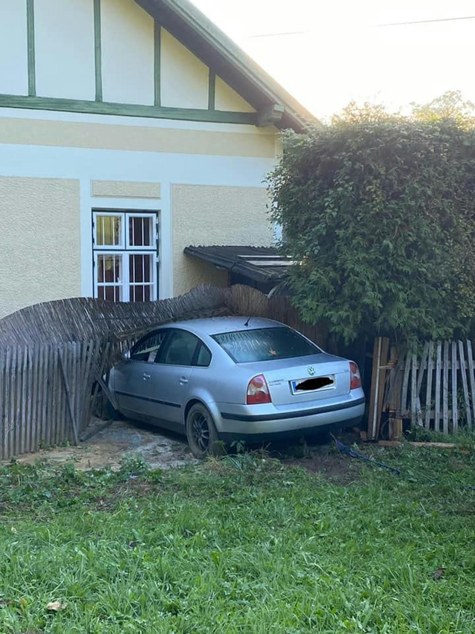 Der Lenker krachte bergauf in das Haus in Weiten.