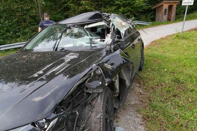 Pkw-Lenker krachte in einen Traktor.