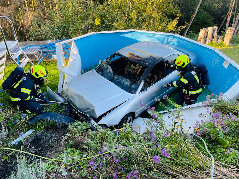 Wagen und Pool sind völlig zerstört.