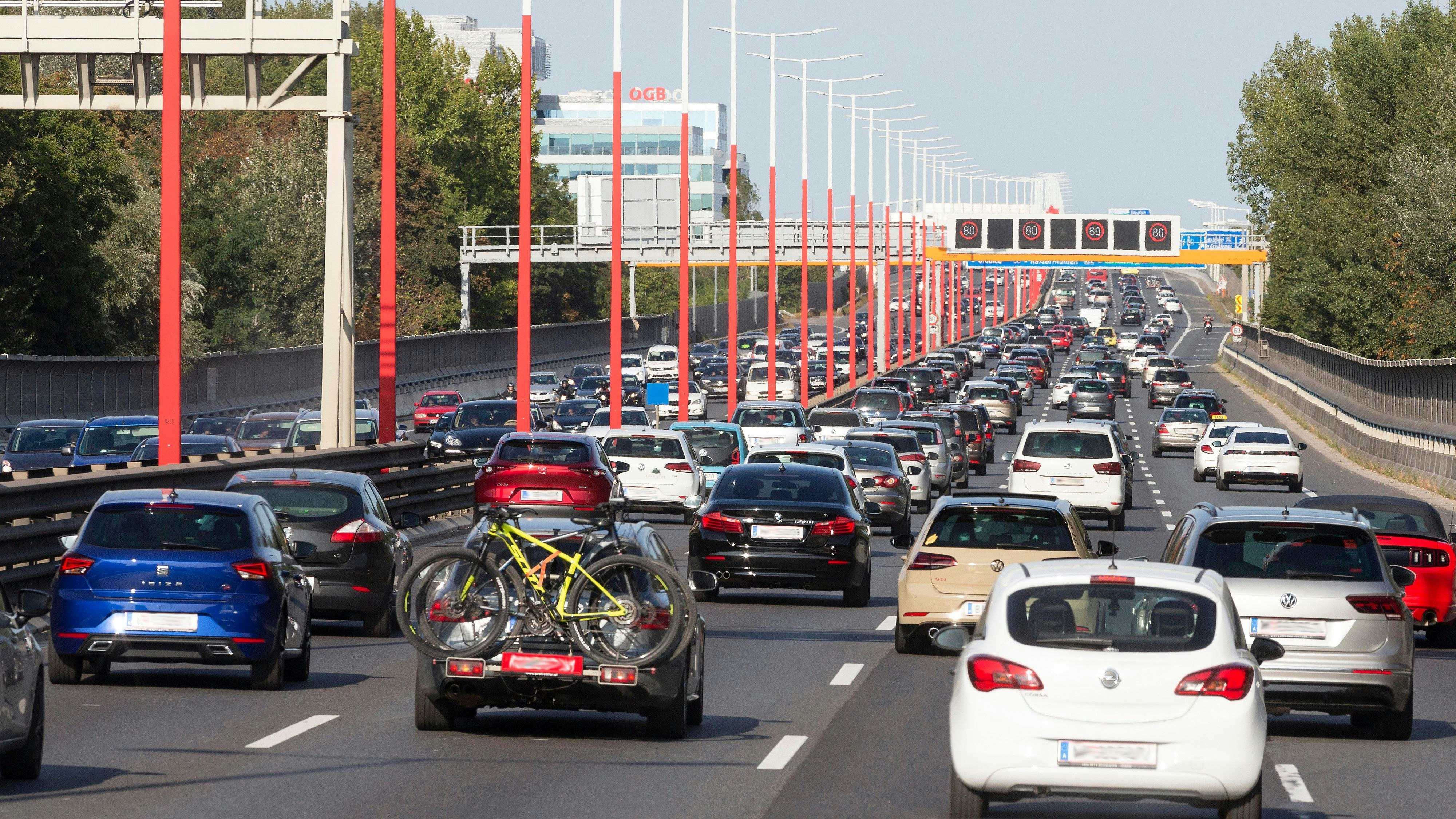 Für Benzinbrüder wird's teuer – bis 2025 steigen die Spritpreise an. 