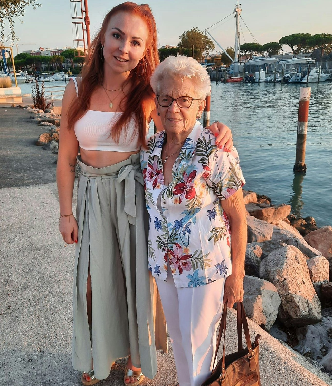 TikTok-Star Trude Lechner mit ihrer Enkeltochter Kathrin im Urlaub.