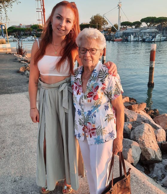 TikTok-Star Trude Lechner mit ihrer Enkeltochter Kathrin im Urlaub.