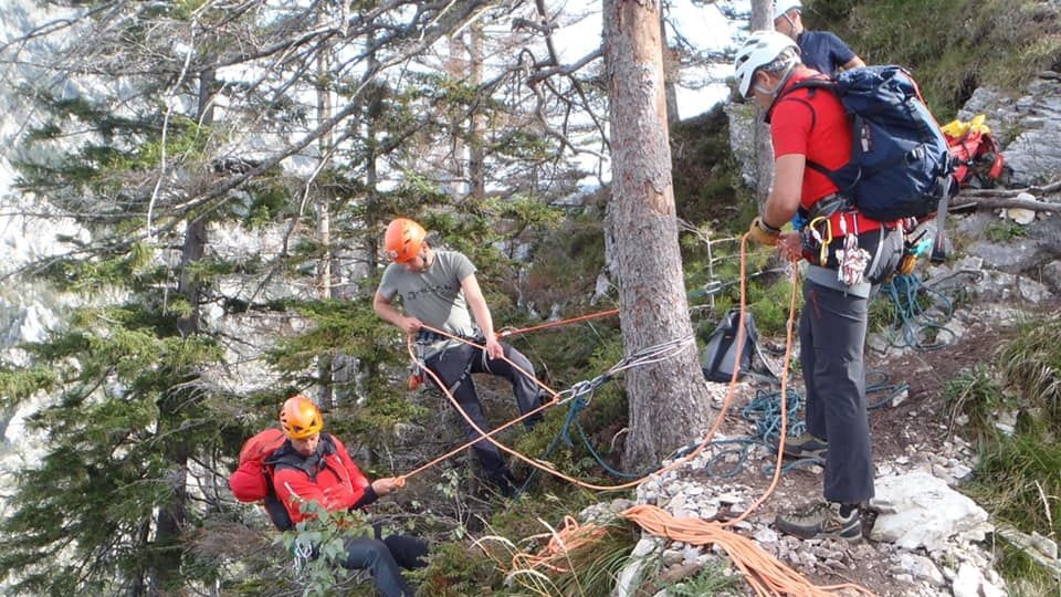 Die Bergretter mussten sich abseilen, um zu dem Hund zu gelangen.