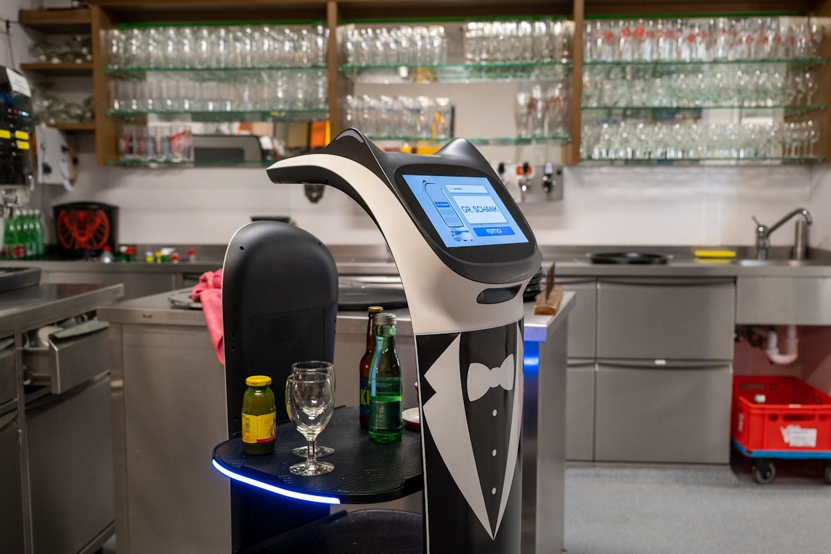 Roboter "Junior" arbeitet im Gasthof Stockinger in Ansfelden.
