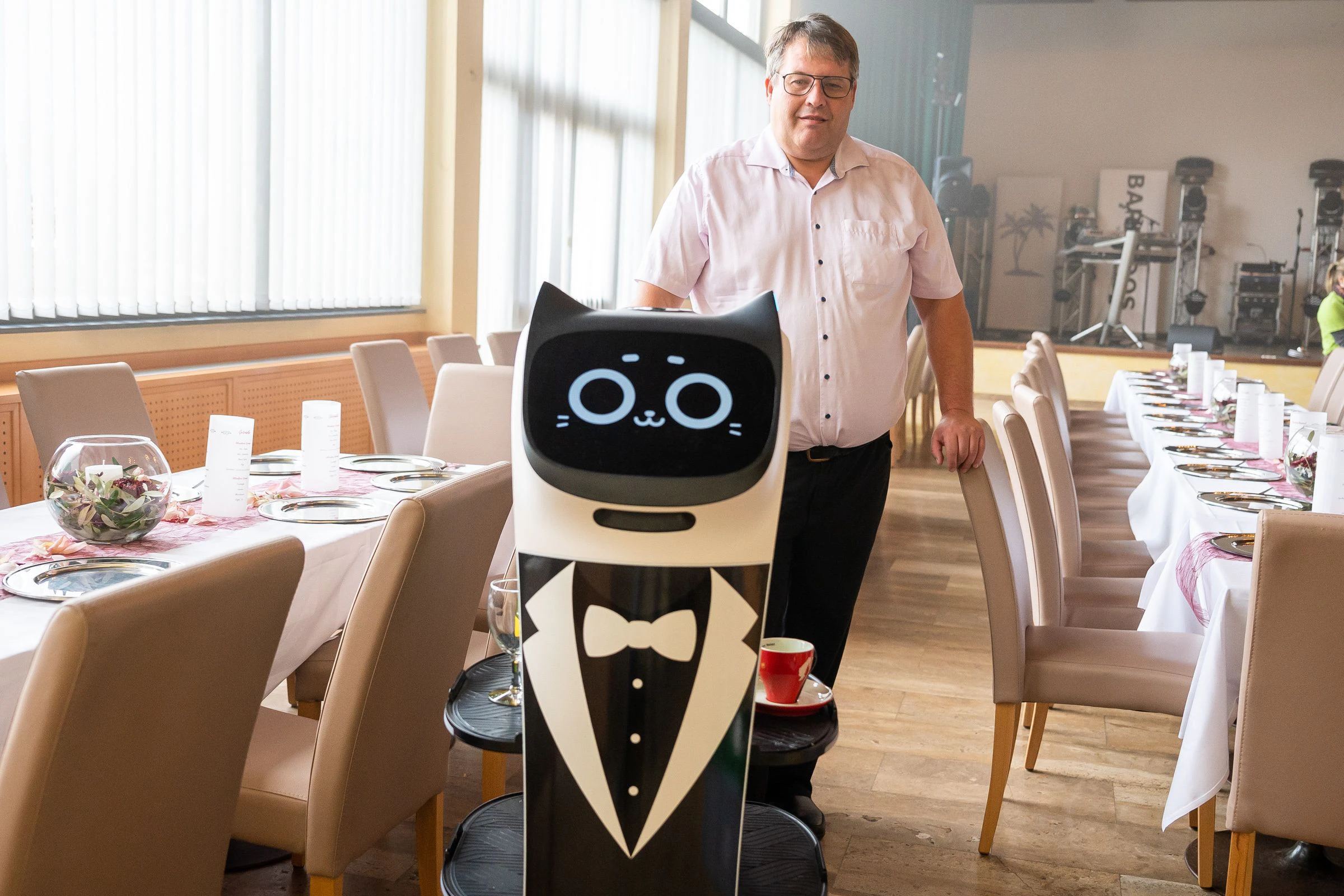 Roboter "Junior" arbeitet im Gasthof Stockinger in Ansfelden.