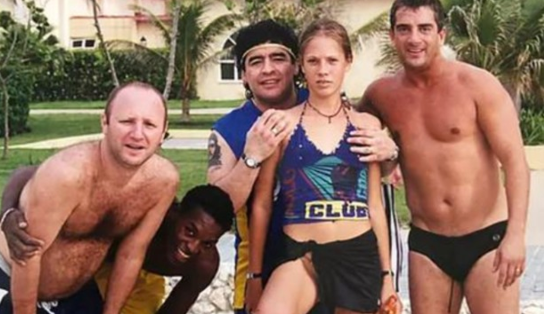 Diego Maradona umarmt seine damalige Freundin, die erst 16-jährige Kubanerin Mavys Álvarez.