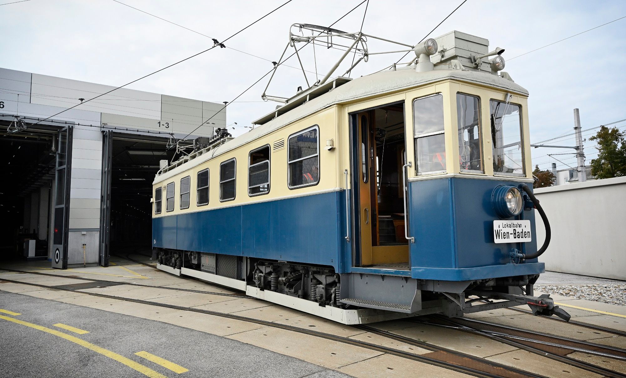 Eine historische Garnitur der Badner Bahn bei ihrer Überstellungsfahrt ins Verkehrsmuseum Remise in Wien Erdberg (Landstraße).