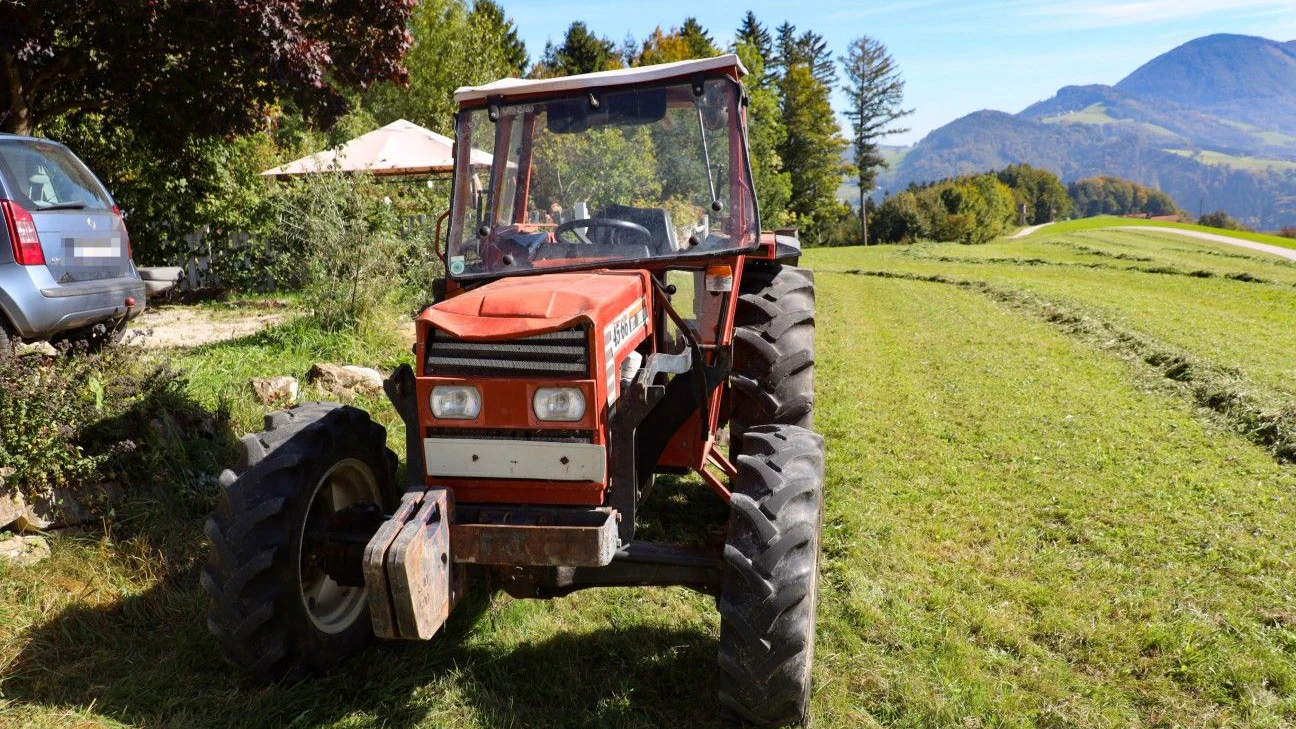 Der Traktor überschlug sich beim Sturz. Der Vater wurde mit dem Rettungshubschrauber verletzt ins Spital geflogen.