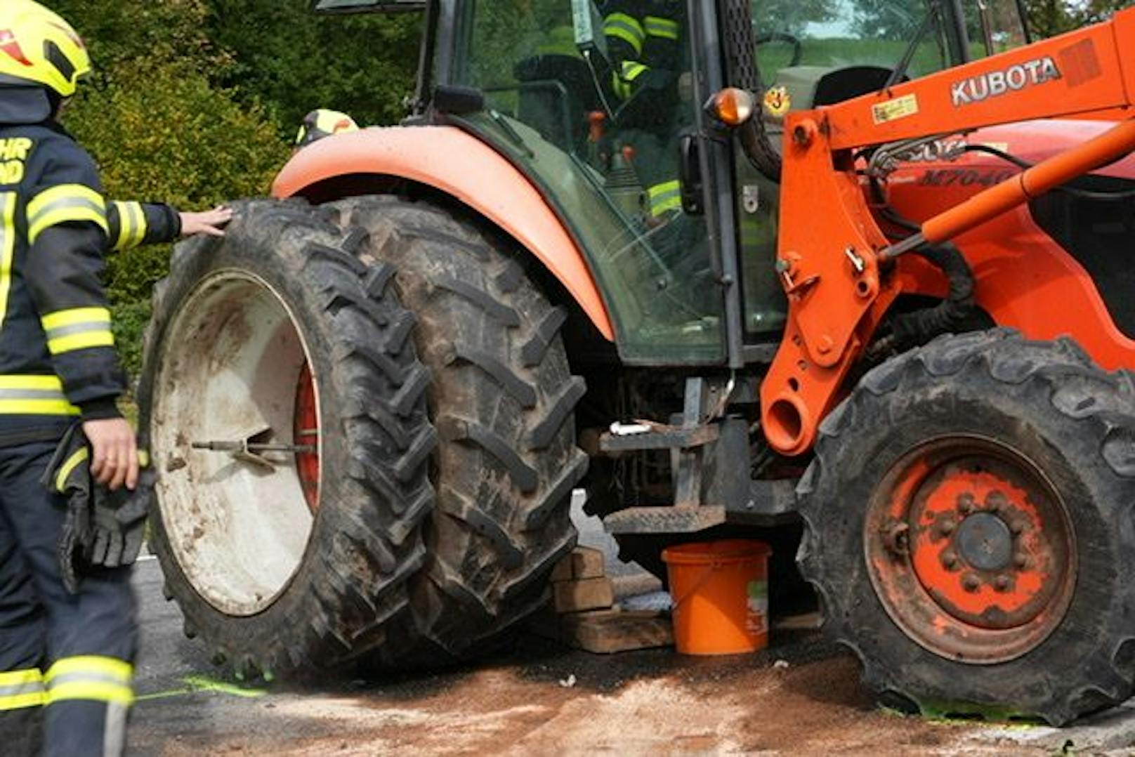 Pkw-Lenker krachte in einen Traktor.