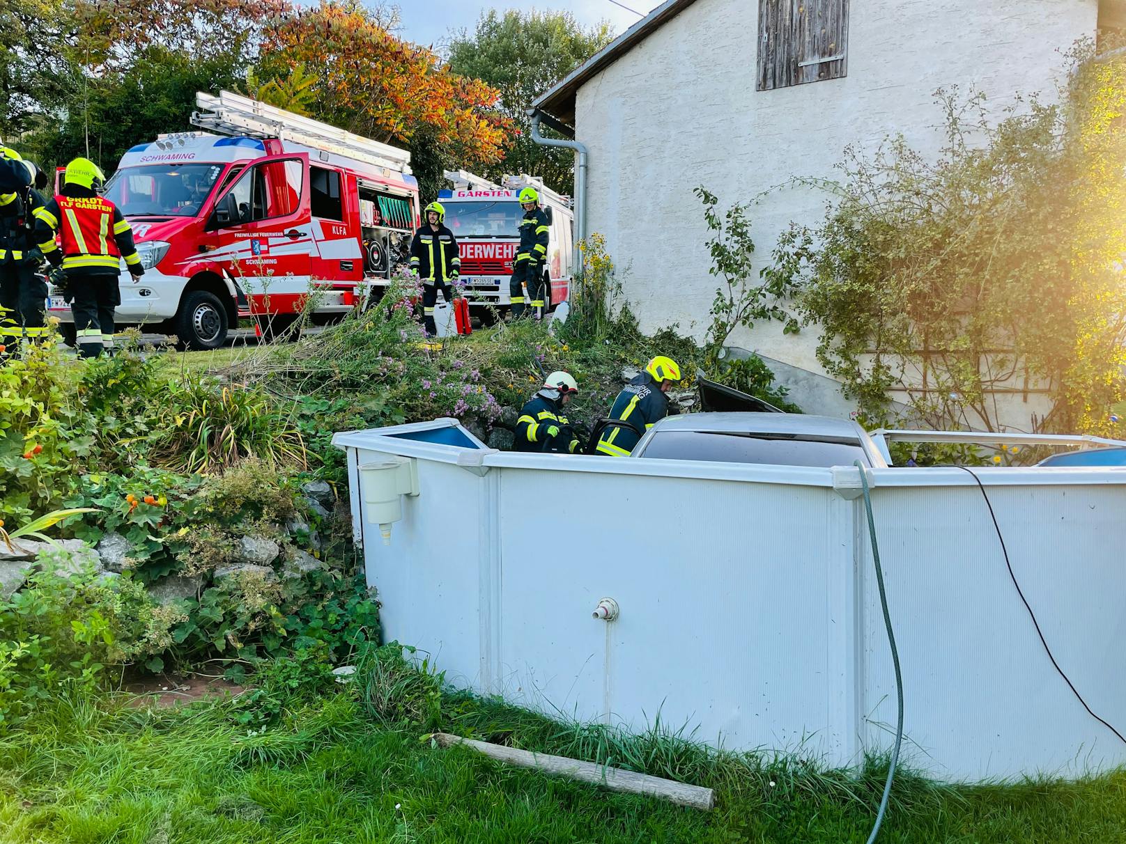 "Brand Kfz – Pkw in Pool", lautete die Einsatzmeldung für die Feuerwehr.