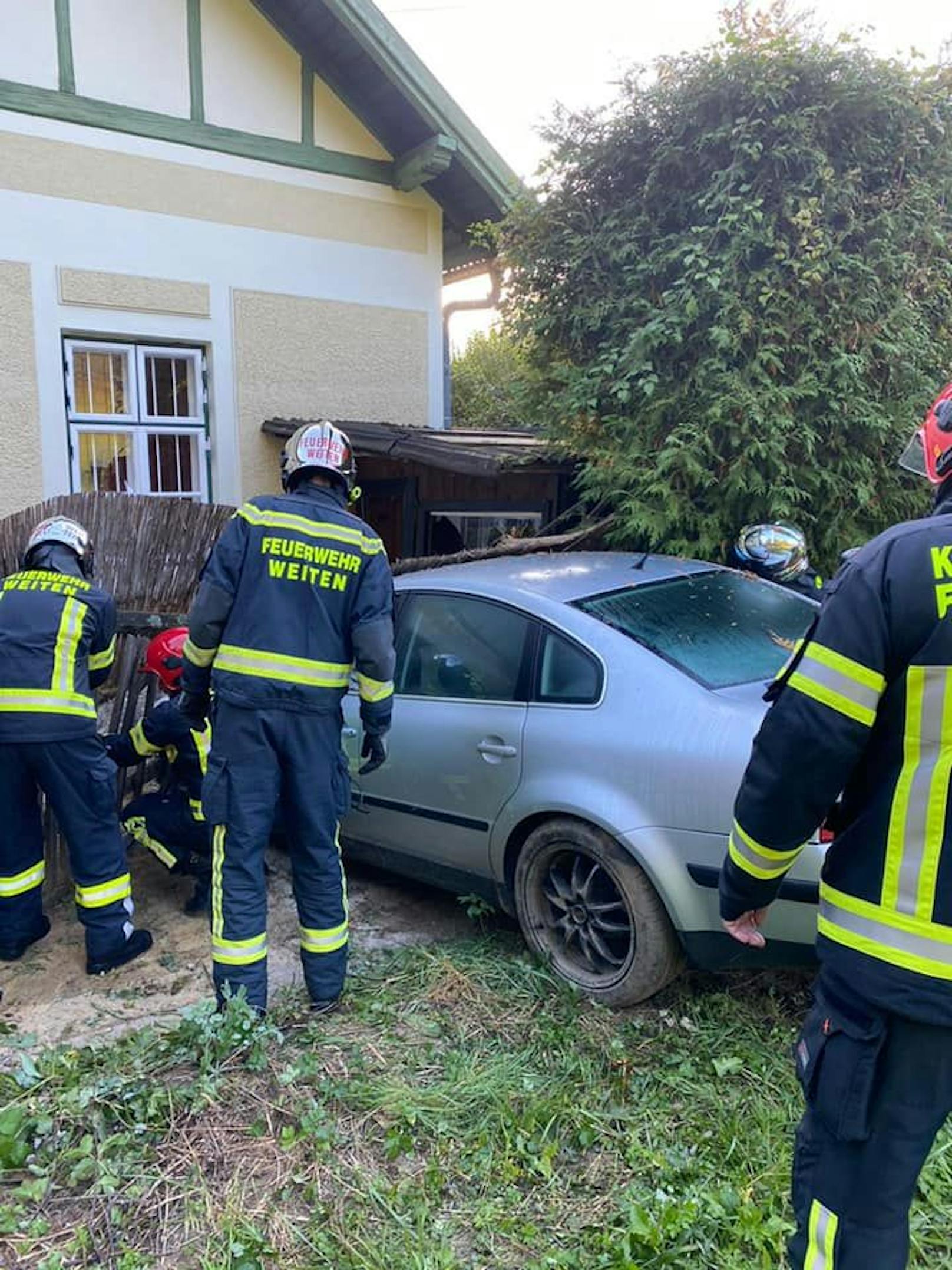 Der Lenker krachte bergauf in das Haus in Weiten.