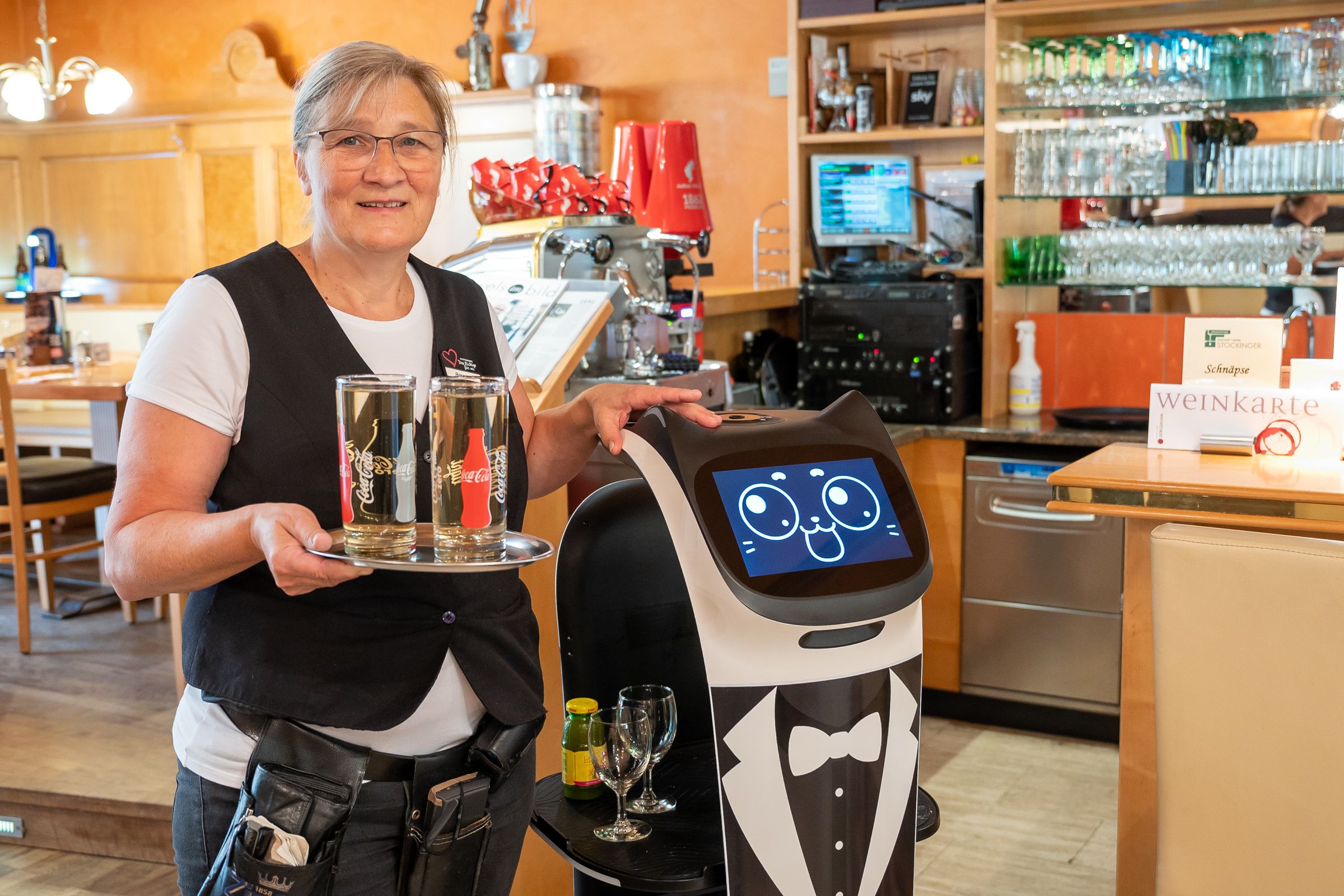 Roboter "Junior" arbeitet im Gasthof Stockinger in Ansfelden.