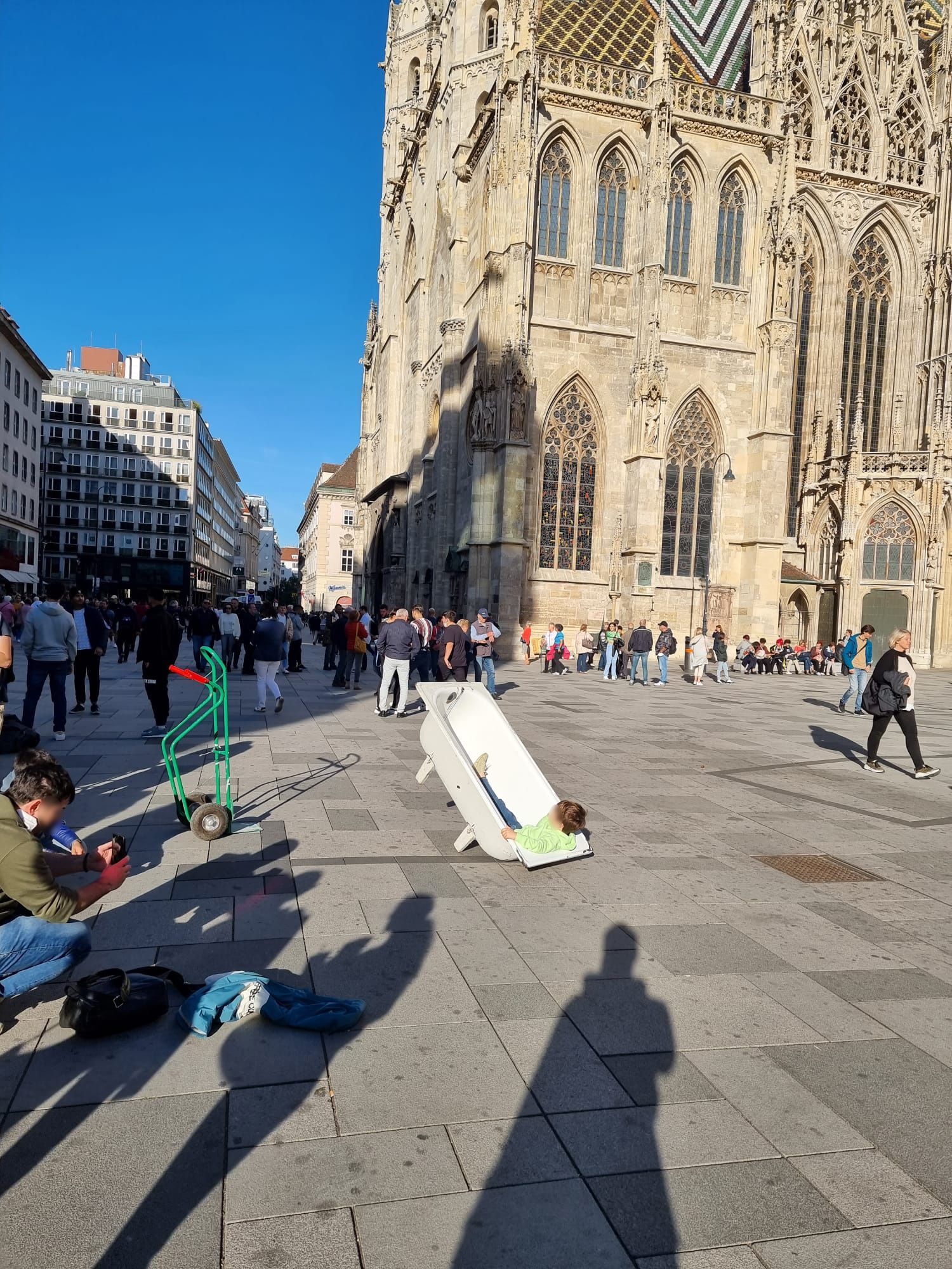 Der kleine Bub nutzt die Sonnenstrahlen noch aus. 