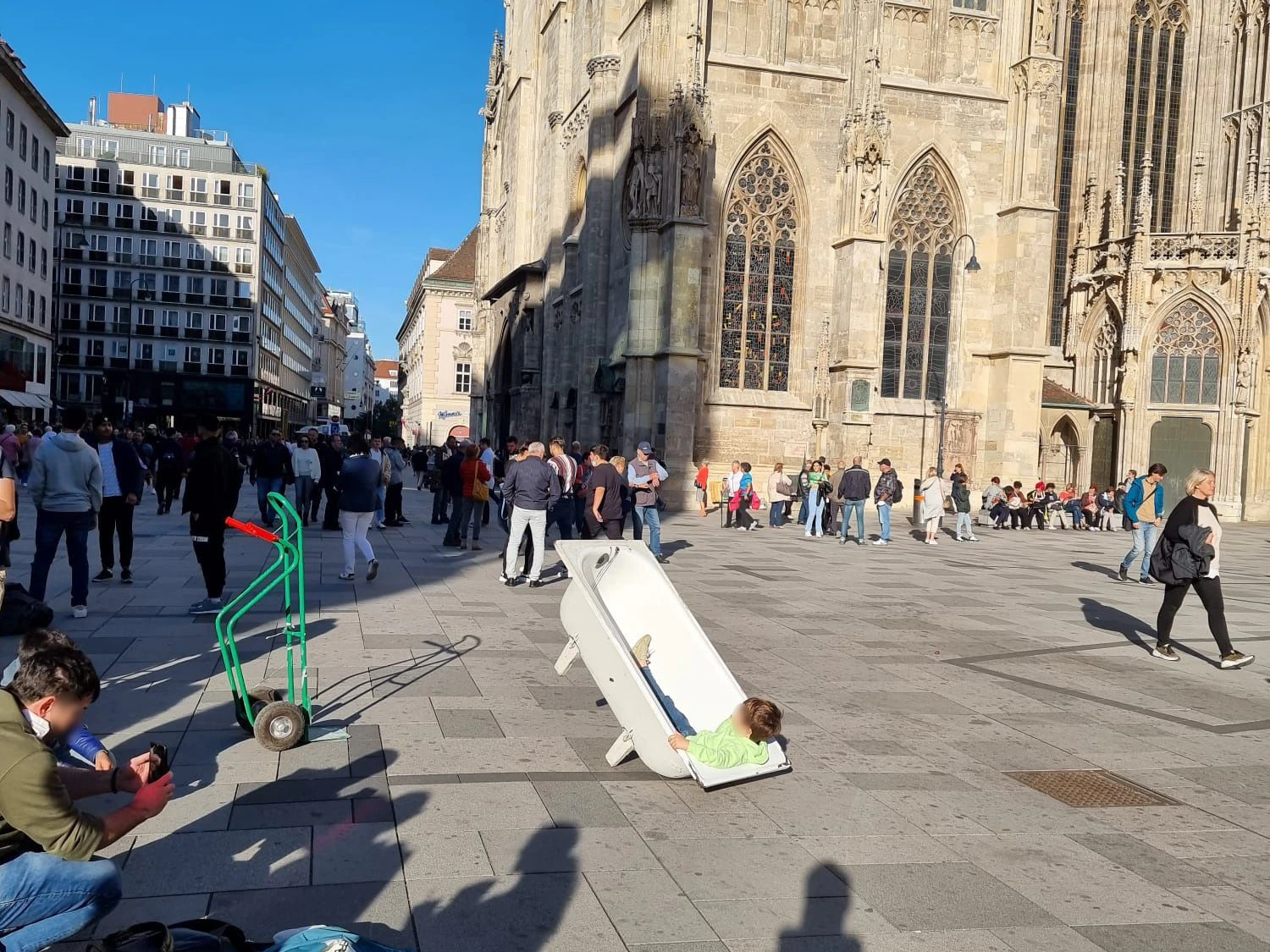 Der kleine Bub nutzt die Sonnenstrahlen noch aus. 