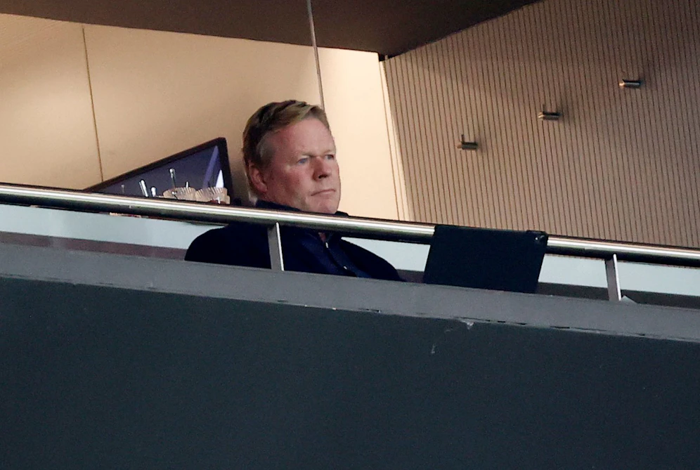 Ronald Koeman verfolgt die Niederlage gegen Atletico von der Tribüne aus.