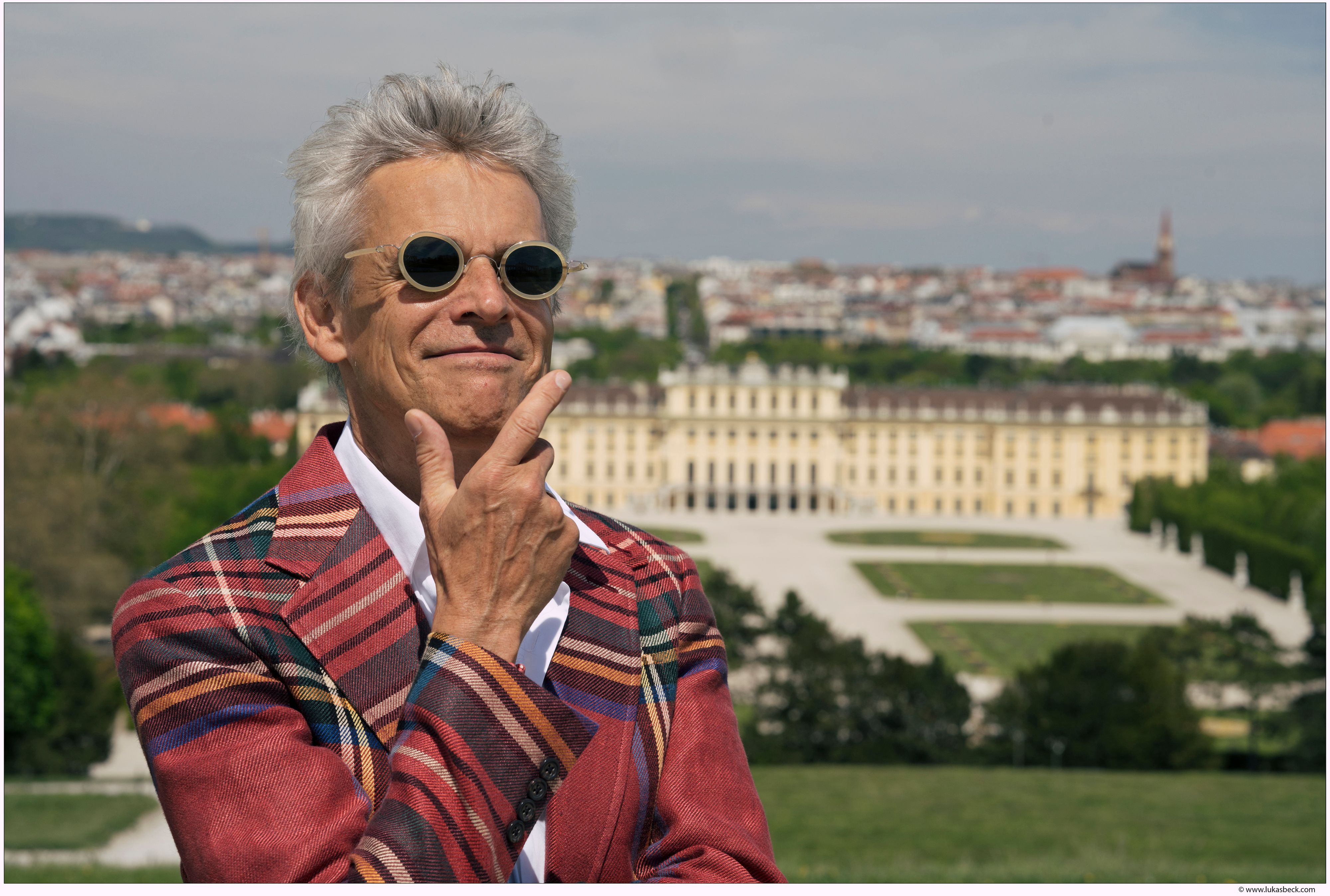 Brezina vor Sisis respektablem  Zweitwohnsitz in Wiens Vorstadt.