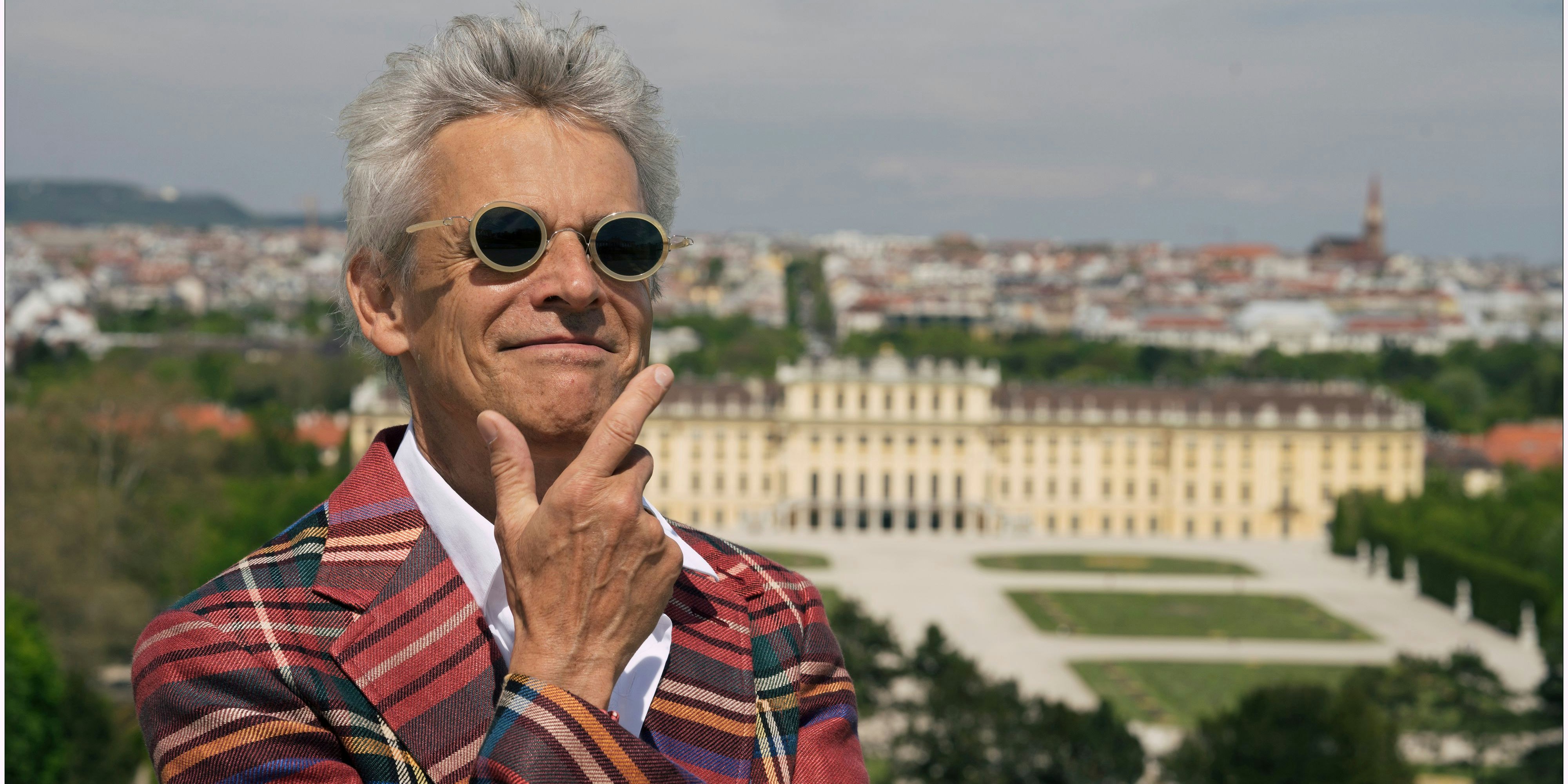 Brezina vor Sisis respektablem  Zweitwohnsitz in Wiens Vorstadt.