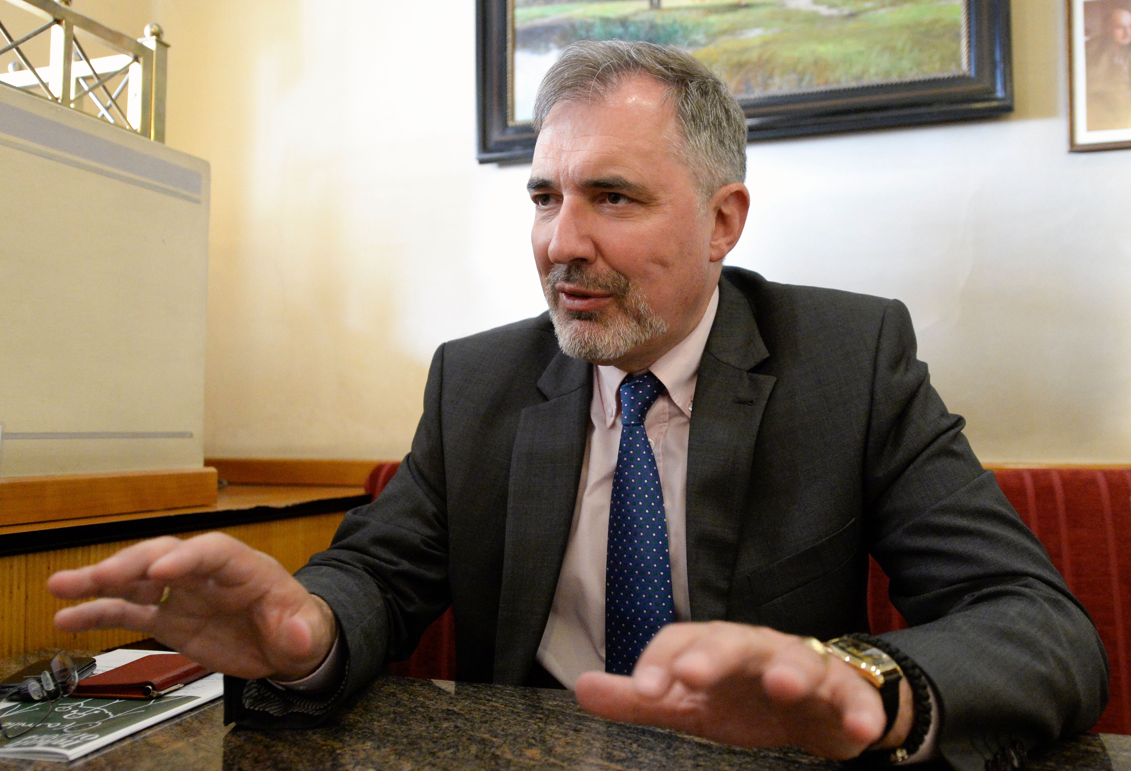 Download von www.picturedesk.com am 30.09.2021 (12:33).  APA18270664-2 - 12052014 - WIEN - ÖSTERREICH: ZU APA 212 II - Der REKOS-Spitzenkandidat für die bevorstehendeN EU-Wahlen- Ewald Stadler während eines Interviews mit der Austria Presse Agentur (APA) am Freitag, 9. Mai 2014, in Wien. APA-FOTO: HERBERT NEUBAUER - 20140509_PD10993 - Rechteinfo: Rights Managed (RM)