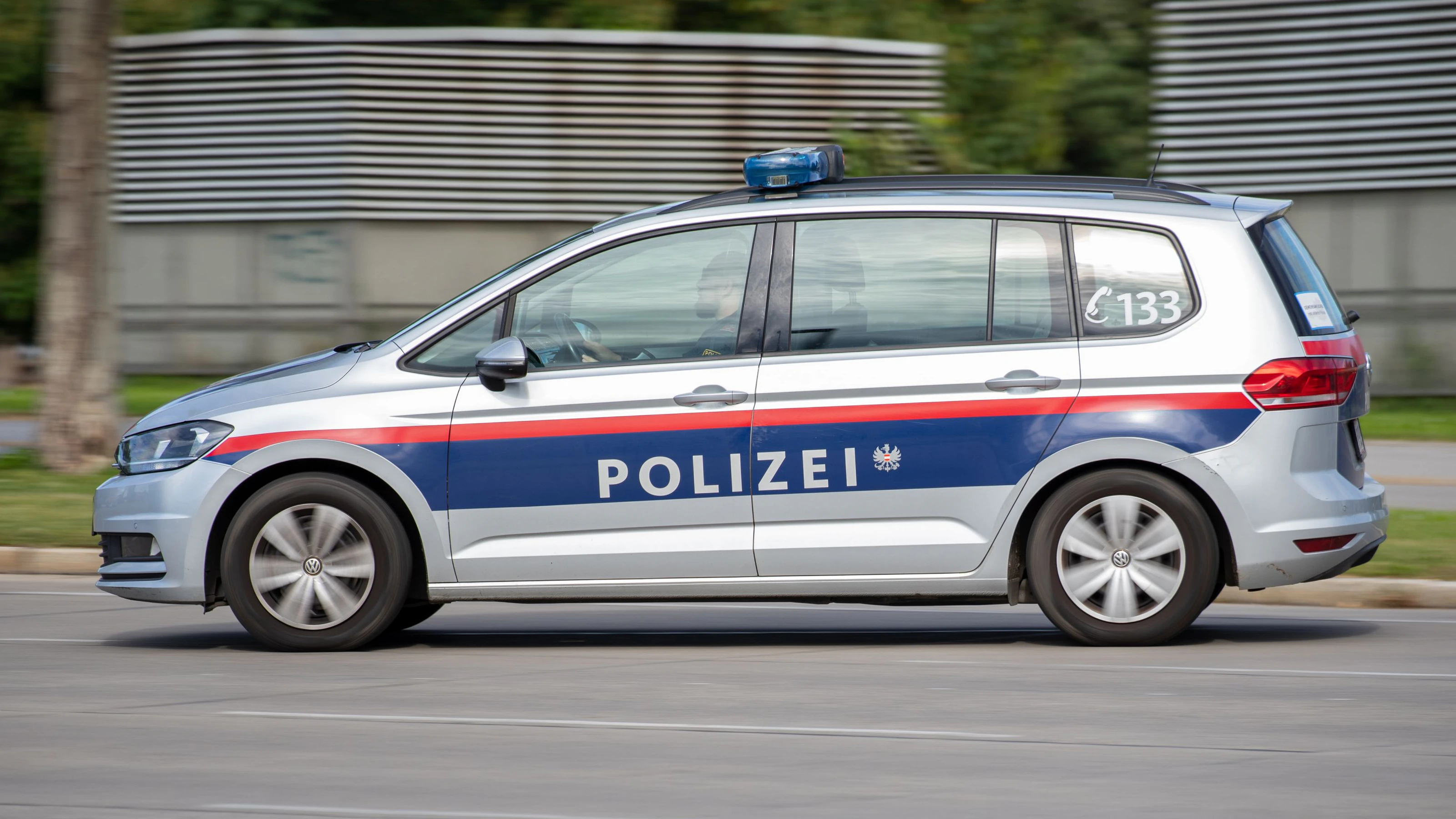 Die Polizei konnte den mutmaßlichen Täter festnehmen, er wurde in eine Justizanstalt gebracht.