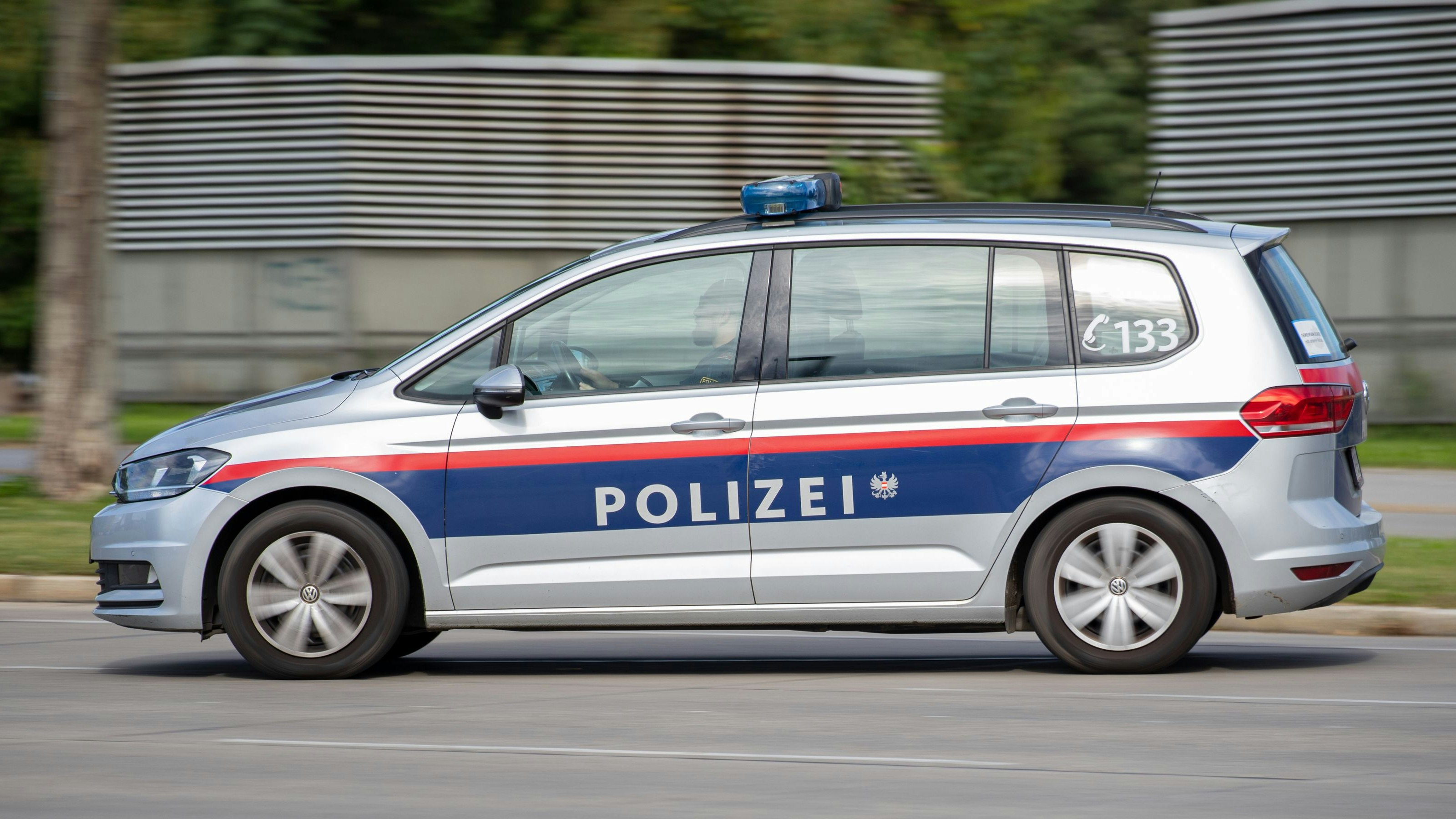 Die Polizei konnte den mutmaßlichen Täter festnehmen, er wurde in eine Justizanstalt gebracht.