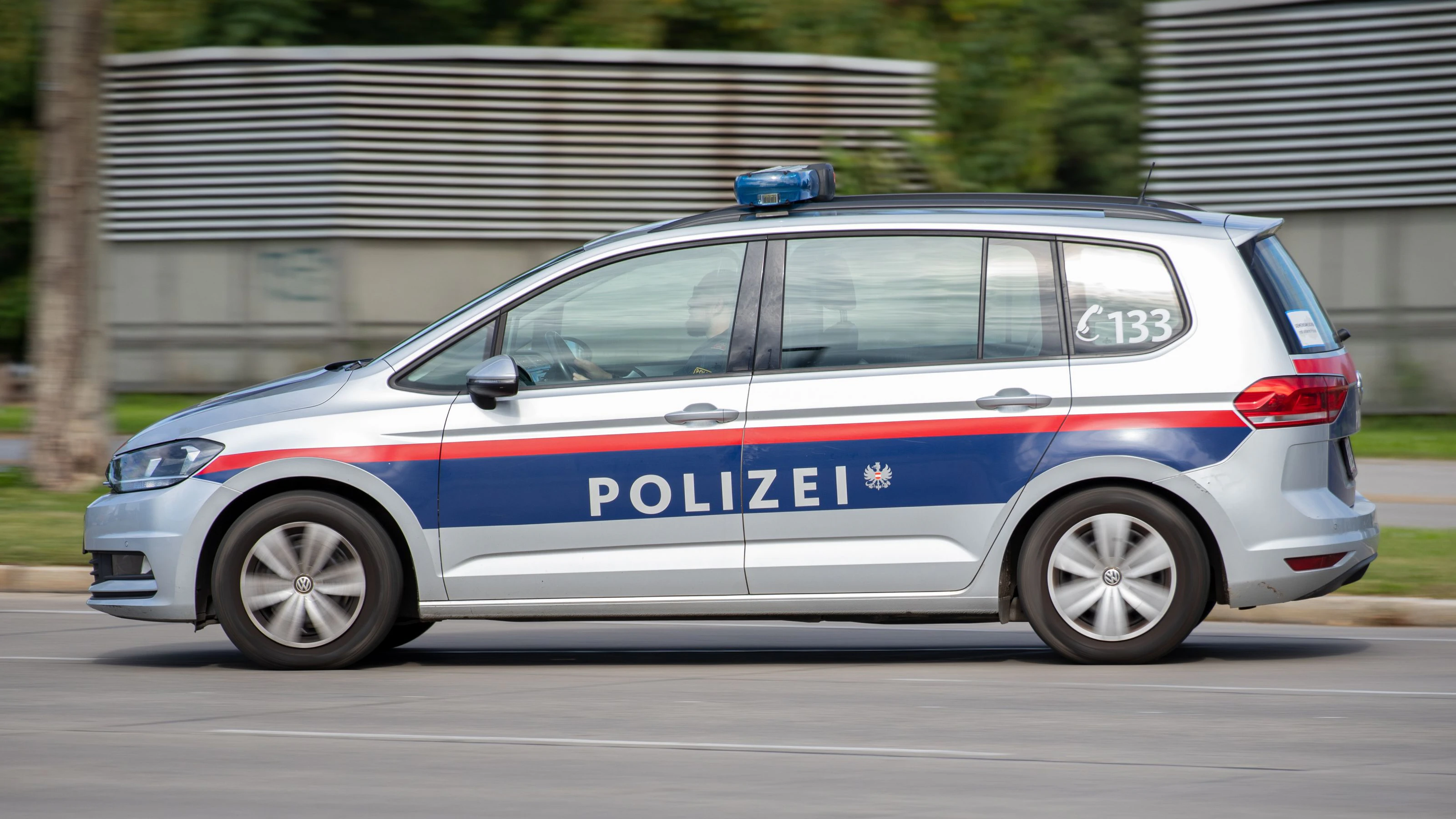 Die Polizei konnte den mutmaßlichen Täter festnehmen, er wurde in eine Justizanstalt gebracht.