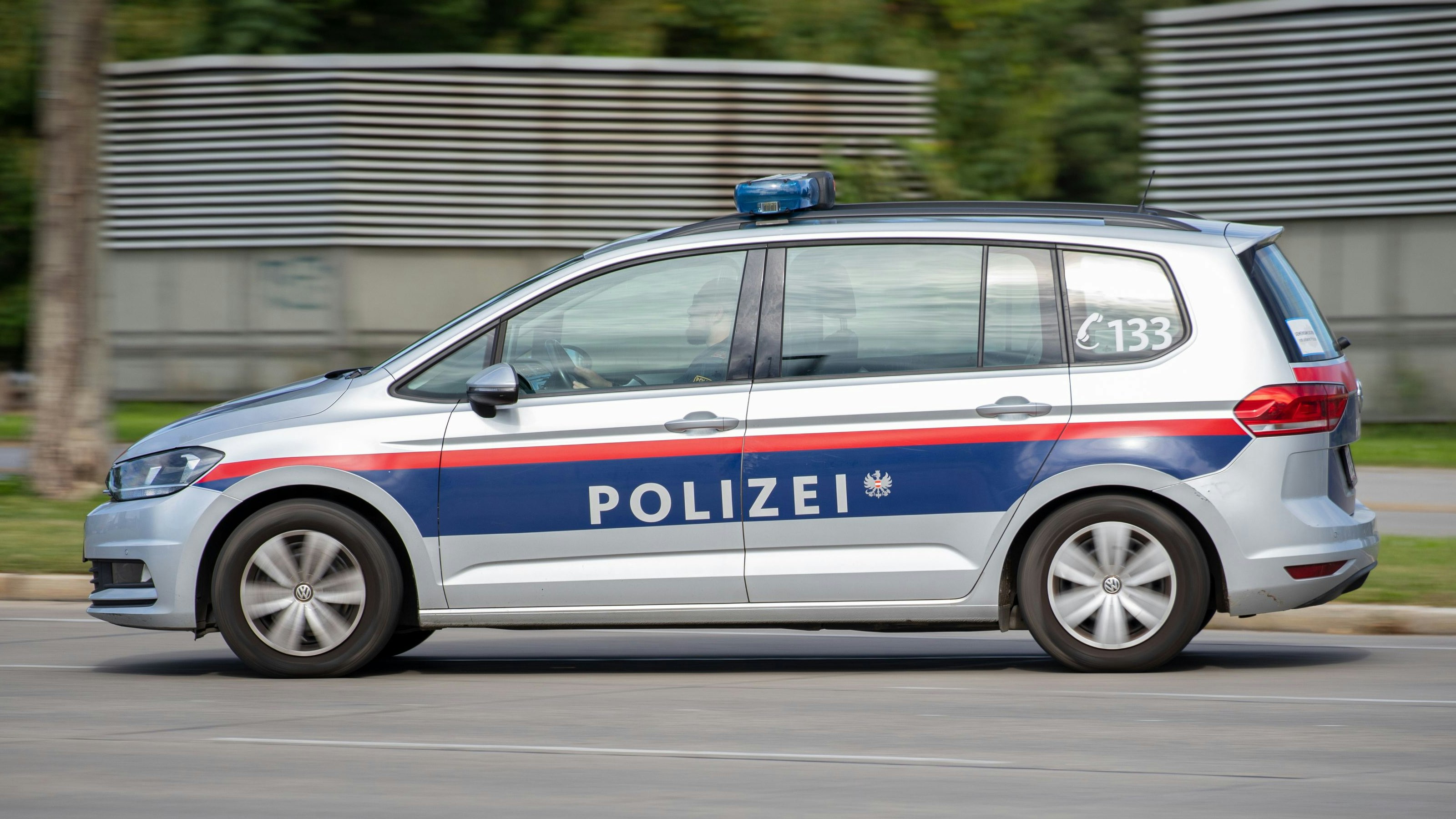 Die Polizei konnte den mutmaßlichen Täter festnehmen, er wurde in eine Justizanstalt gebracht.