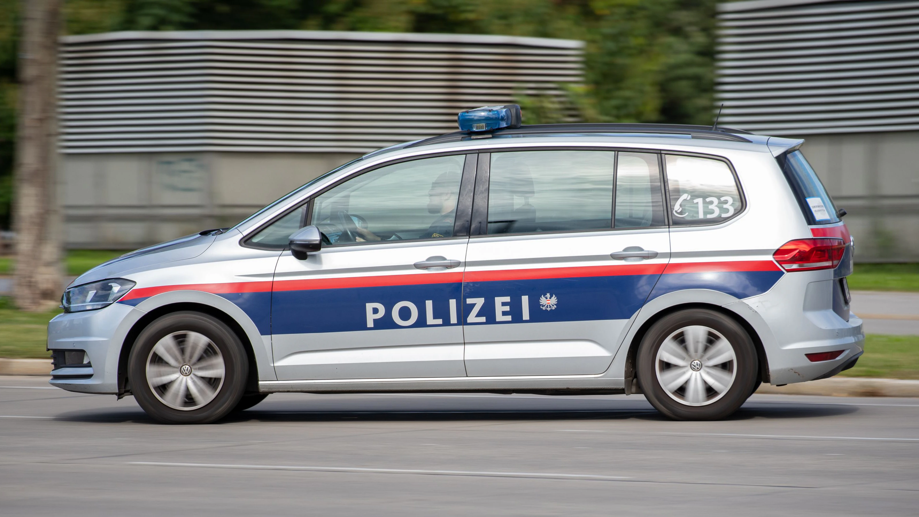 Die Polizei konnte den mutmaßlichen Täter festnehmen, er wurde in eine Justizanstalt gebracht.